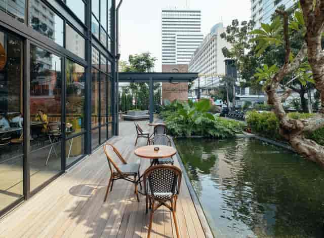 Stylish outdoor venue at Sudestada with serene pond, ideal for casual networking events.