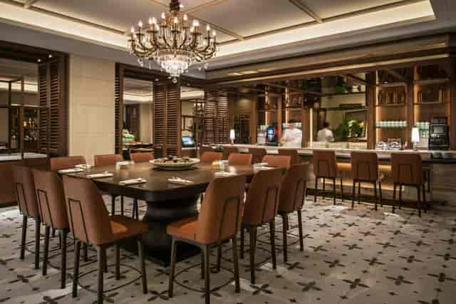 Elegant private dining room with chandelier, ideal for corporate events and gatherings.