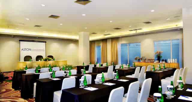Ruang Meeting Sapphire at Royal Palm Hotel, elegant meeting space for events and workshops.
