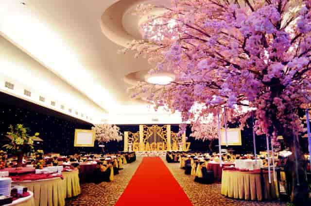 Ruang Meeting Sapphire banquet setup with floral arrangements at Royal Palm Hotel.