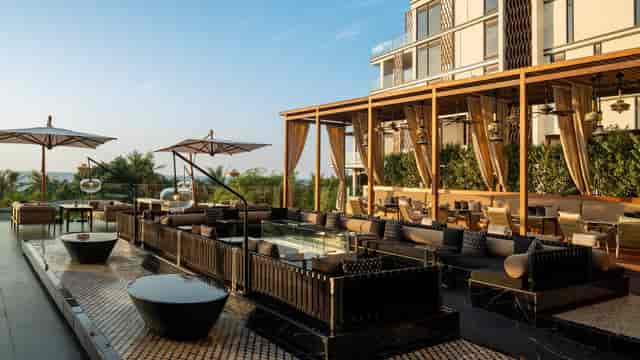 Stylish outdoor restaurant in Banyan Tree Dubai, ideal for summer events and receptions.