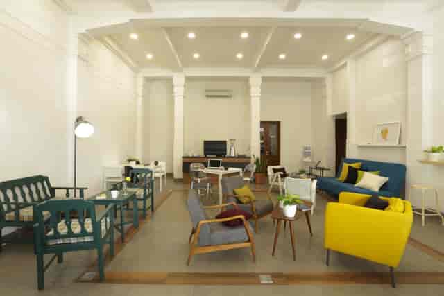 Modern meeting space with vibrant decor for productive workshops and collaborations.