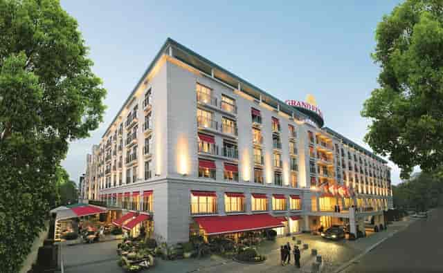 Oval Office at Grand Elysée Hamburg, modern venue for corporate events and social gatherings.