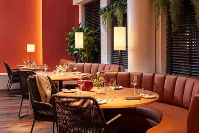 Modern restaurant bar in The Madison Hotel Hamburg, perfect for corporate gatherings.