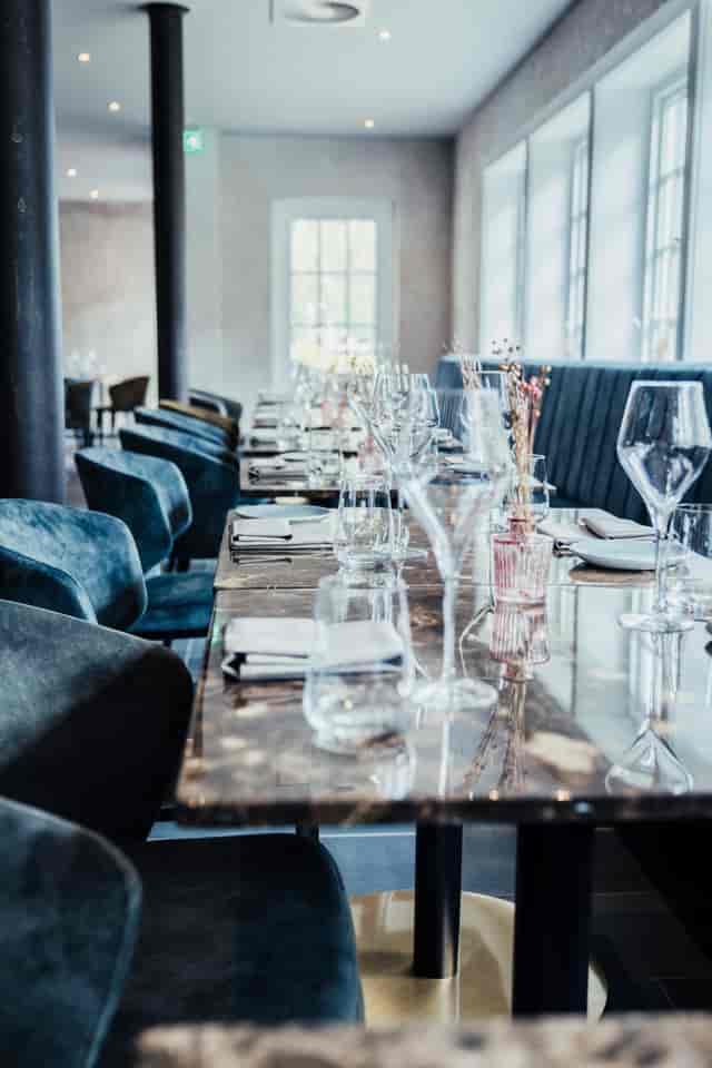 Elegant dining setup at Blue Mare Hamburg, ideal for upscale corporate events.
