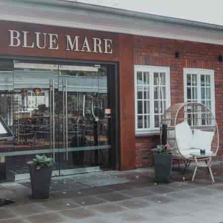Modern glass doors at Blue Mare Hamburg, invites guests to upscale dining events.