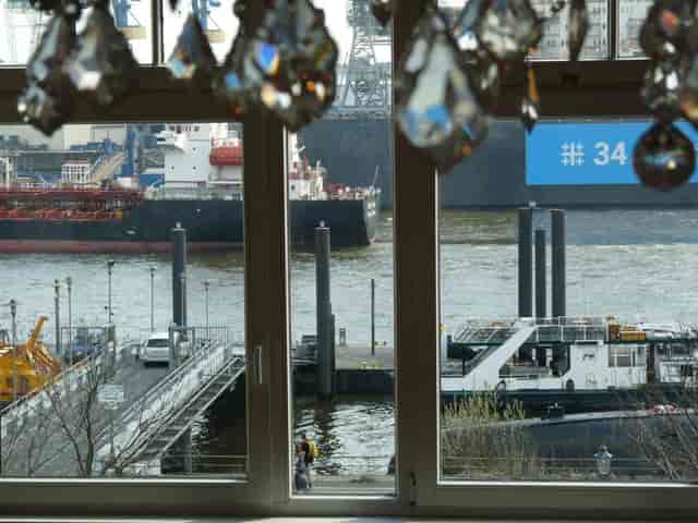 Panorama Lounge Hamburg banquet hall with waterfront view, ideal for corporate events.