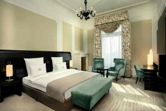 Kleiner Festsaal, Hotel Atlantic Hamburg: elegant meeting room with natural light, ideal for retreats.