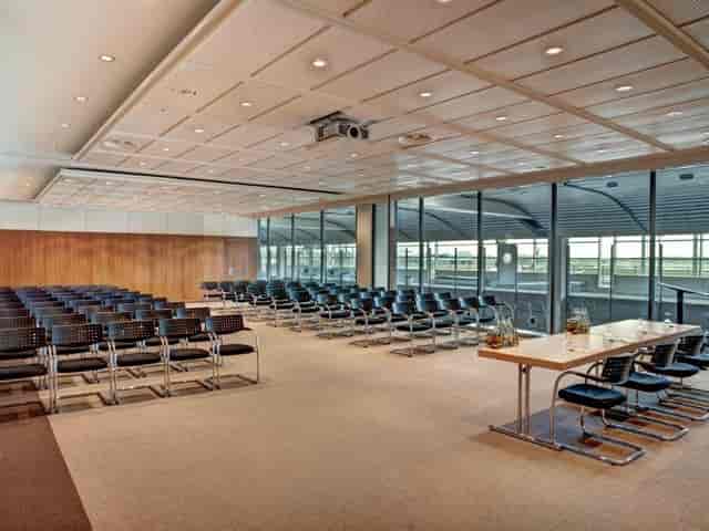Top Deck at Hamburg Airport: modern event space for corporate meetings and presentations.