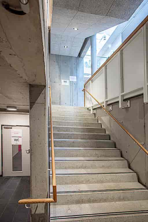 Accessible stairway in Raum 7 at Kulturhaus Eidelstedt for events and meetings.