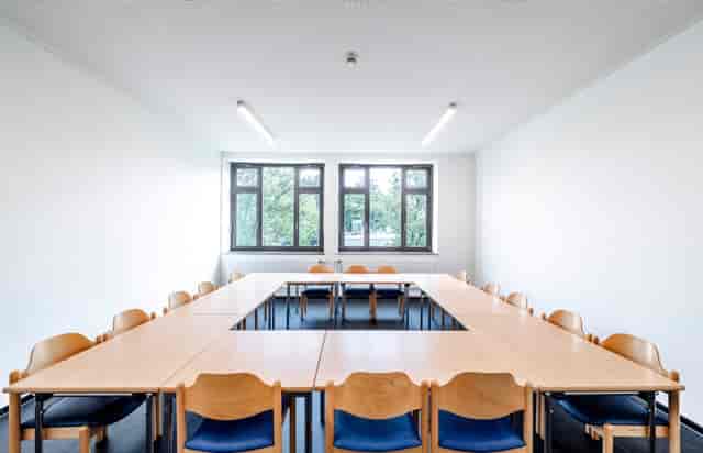 Versatile function room at Kulturhaus Eidelstedt with circular table for meetings and events.