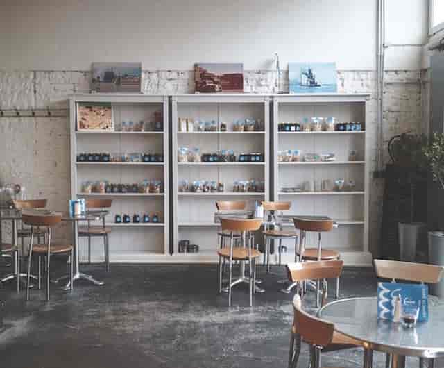 Stylish minimalist café in Planetarium Hamburg, ideal for workshops and meetings.