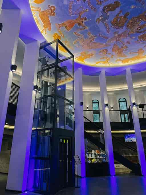 Alt tag: Modern Planetarium Hamburg foyer with vibrant ceiling, perfect for elegant events and conferences.