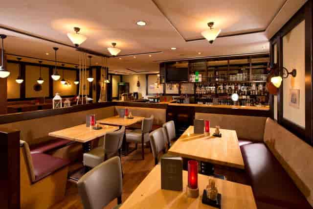 Cozy dining space at Leonardo Hotel Hamburg, ideal for meetings and gatherings.