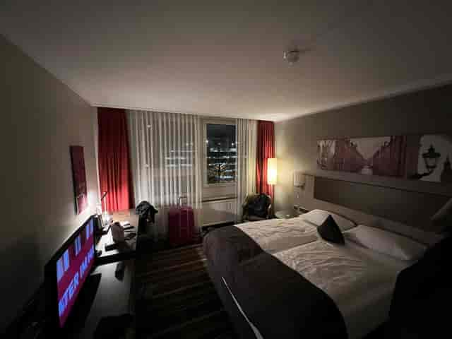Kapstadt hotel room with two beds, ideal for business travelers and meetings.
