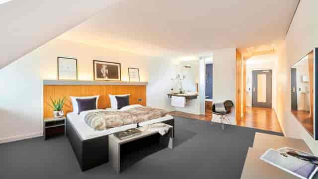 Modern hotel room at Designhotel ÜberFluss with stylish decor, ideal for events and meetings.
