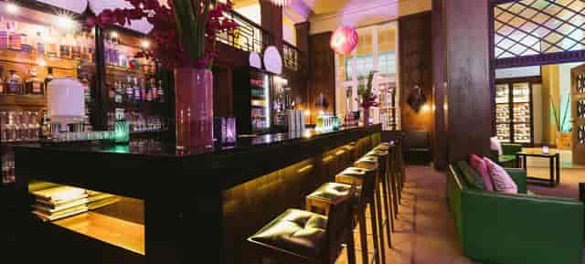 Stylish bar at A-ROSA Travemünde, ideal for networking and cocktail receptions.