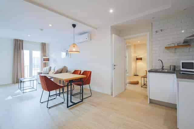 Cocina in Magma Sevilla, modern meeting space with stylish dining table, ideal for offsites.