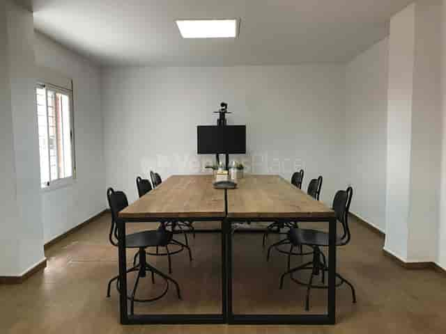 Cocina in Magma Sevilla: Collaborative meeting space with large communal table, ideal for events.