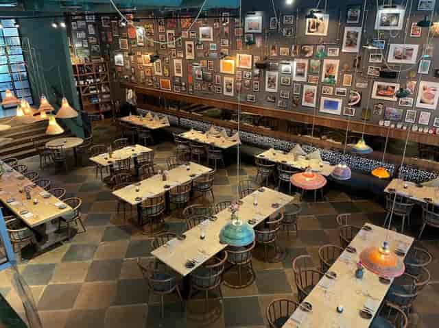 Stylish KITCHENS RESTAURANT in PIERDREI Hotel, perfect for events and meetings.