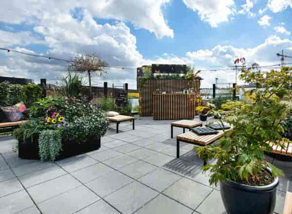 Rooftop event space MOON 46 at PIERDREI Hotel HafenCity, ideal for gatherings and networking.