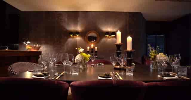 Château Tortue Hamburg: upscale private dining, floral decor, executive dinner, celebration