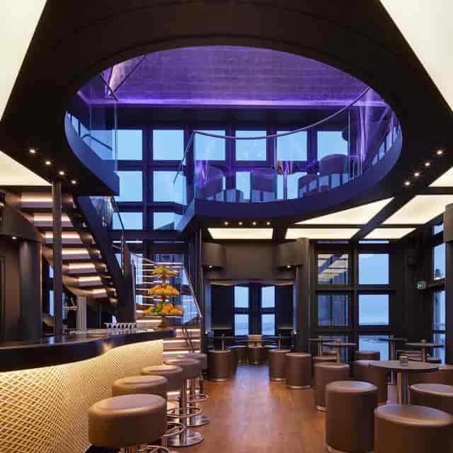 Modern bar at Hotel Hafen Hamburg perfect for upscale events and meetings.