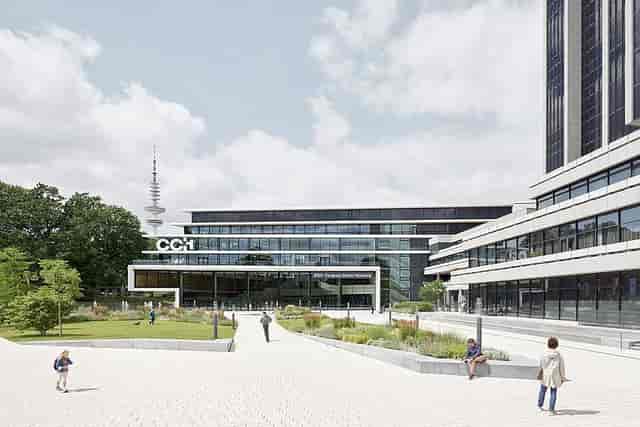 Modern conference center Foyer Süd OG in Hamburg with spacious entrance, ideal for events.