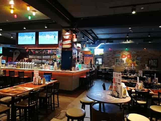 Hooters Hamburg bar, sports, casual dining