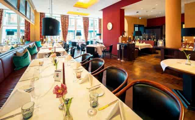 Kaminzimmer Hamburg: Elegant event space, corporate luncheon.