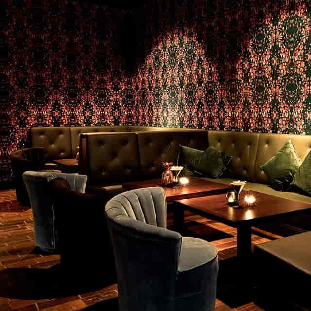 Bar Privé lounge, plush seating, cocktail reception, networking event