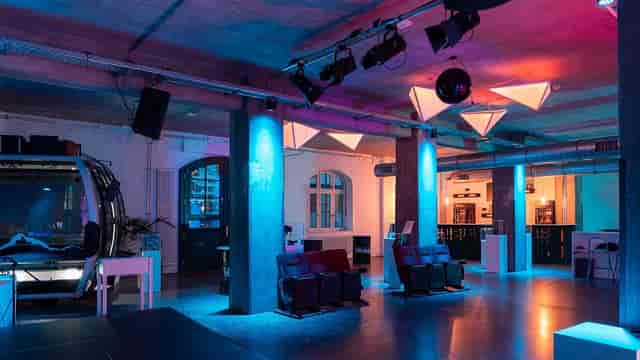 VR HQ Hamburg industrial event space, flexible lighting, customizable