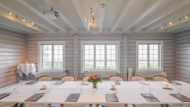 Rustic Grefsenkollen meeting room, floral centerpiece, corporate event, executive retreat