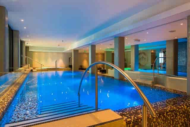 Quality Hotel Strand Gjøvik: Modern indoor pool, wellness, event space.