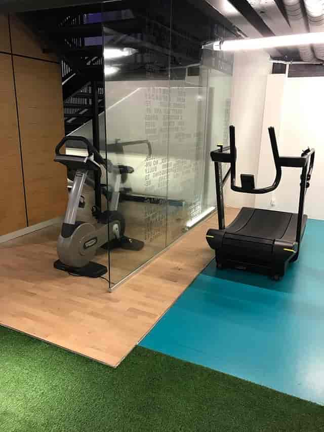 Hotel gym: compact wellness retreat & corporate offsite space