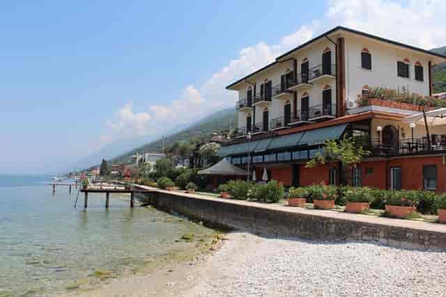 Bistro, Hotel Bolognese: Lakeside event venue, waterfront dining.