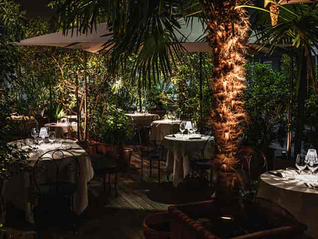 Piemontese vineyard event: intimate outdoor dining, greenery, lighting