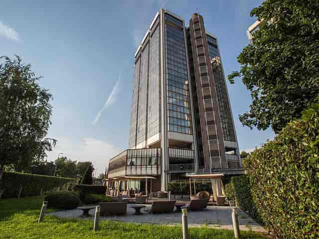 Heathrow hotel event space, modern, outdoor networking.
