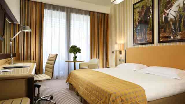 UNAHOTELS Varese VIP meeting room, natural light, business event