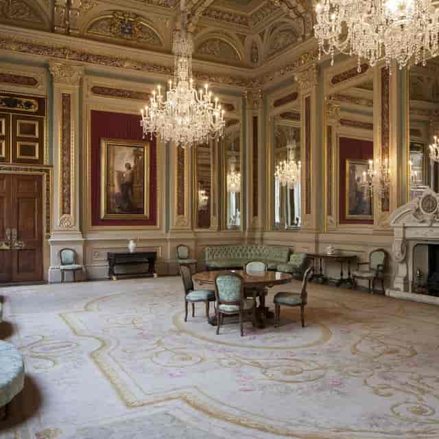 Elegant meeting space in Drapers' Hall with grand chandelier, perfect for formal events.