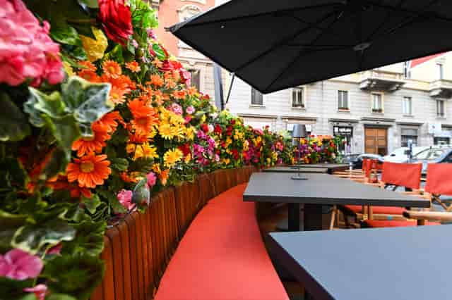 Crazy Pizza Milan outdoor event, floral decor, cocktail reception, casual dining