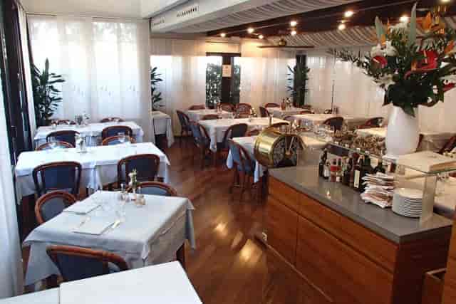 Event dining Ristorante Al Porto banquet flowers
