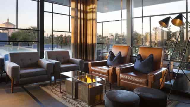 Ceresio7 bar: modern lounge, networking event, upscale reception.