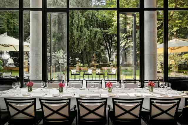Elegant dining table in Grand Foyer Canova for exclusive corporate events.