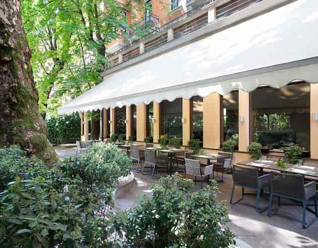 Outdoor dining area at Sheraton Diana Majestic, perfect for casual meetings and events.