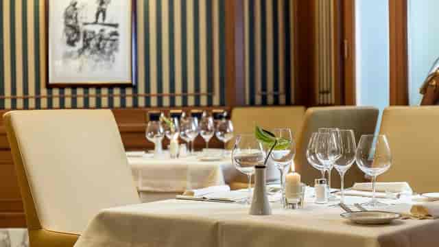 Elegant restaurant dining space in Hotel Manzoni, perfect for corporate dinners and events.