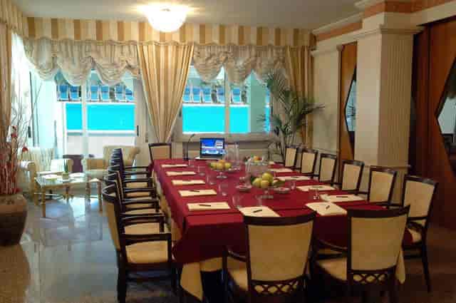 Hotel Universal meeting room, red table, corporate event