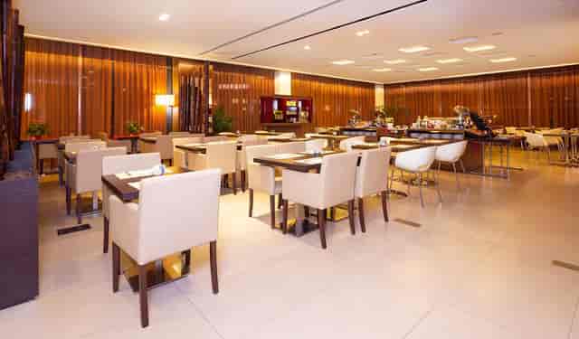 Milan hotel event space, modern dining, flexible seating