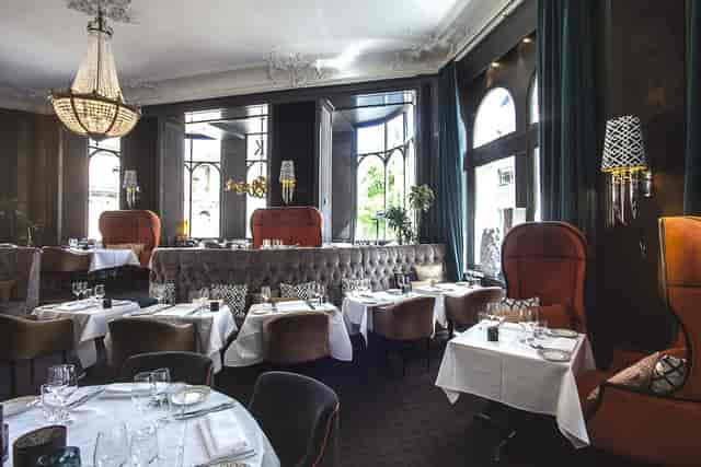 Elegant corporate event, fine dining, upscale celebration