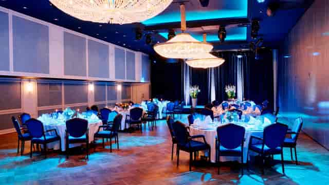 Elegant Haakon-salen in Hotel Bristol, ideal for corporate events with fine dining setup.